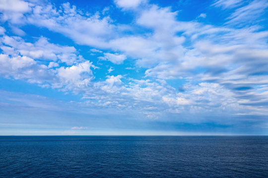 il colore blu del mare e del cielo con nuvole