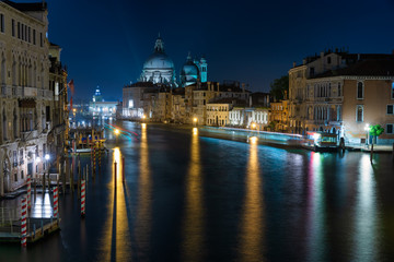 Venezia italia canale gondola notte riflessi