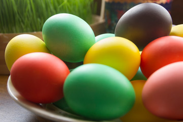 Fototapeta na wymiar Colored eggs in a bowl