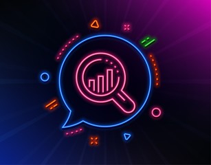 Seo analysis line icon. Neon laser lights. Web targeting chart sign. Traffic management symbol. Glow laser speech bubble. Neon lights chat bubble. Banner badge with seo analysis icon. Vector