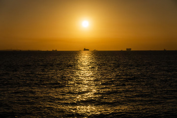 朝日と波間に延びる光と船DSC0136