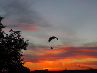 Paracaídas al atardecer
