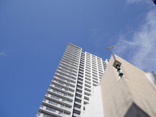 Naklejka premium 公園から見上げたマンション