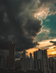 Obraz premium time lapse clouds over city