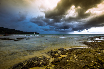 The background of the sea wave, natural wallpaper, the wave height is relatively high, due to the influence of wind, storm and seasonal changes, small boats should be sheltered