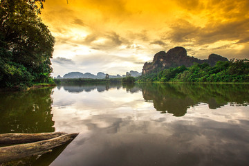 Obraz premium Natural background of a large reservoir in Krabi,Thailand(Nong Thale)atmosphere surrounded by mountains,trees of various sizes, blown through the wind,blurred cool during the day,a viewpoint of travel