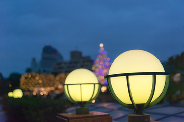 Fototapeta na wymiar 東京都渋谷区恵比寿のクリスマスツリーと丸い街灯