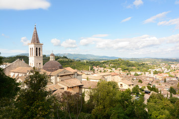 Fototapeta na wymiar Spoleto città dell'Umbria paesaggio cittadino