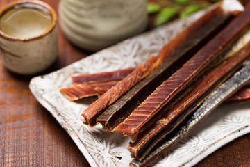 トバ, 鮭とば, 鮭, 乾物, 干物, シャケトバ, サーモン, とば, ドライサーモン, 食べ物, 食材, 魚介類, 保存食, サケトバ, 余白, コピースペース, 酒の肴, 酒のつまみ, 皿, 木目背景, 木目テーブル, 木目, 日本酒, お猪口, 徳利, おつまみ, 和食, 酒, 料理, 木目バック, おちょこ, アルコール, サケ, とっくり, フード, 海産物, 食品, 海鮮, お酒, 