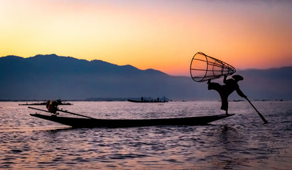  fishing boat at sunrise - Inle Lake - Myanmar