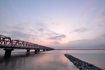 Fototapeta na wymiar 木曽川大橋からの朝焼け