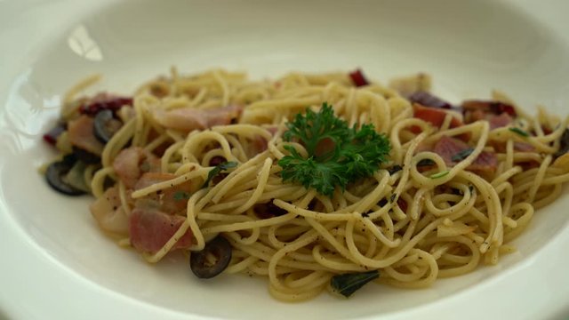 stir-fried spaghetti with bacon and garlic