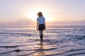 女子高生　海　後ろ姿　輝き