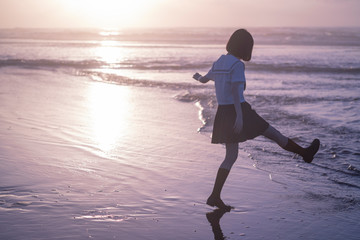 女子高生　海　後ろ姿　輝き