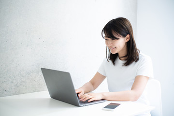 ラップトップPCを使う女性