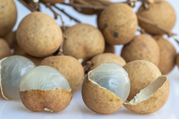 Fototapeta na wymiar Close up fresh Longan fruit isolated on white background.(Dimocarpus longan)