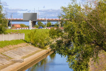 the river flows through the city under the bridge