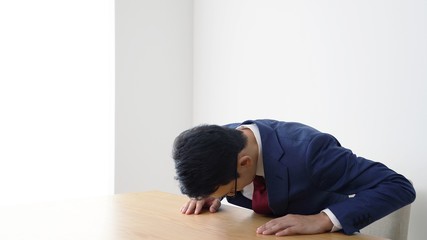 Obraz premium 謝罪する男性