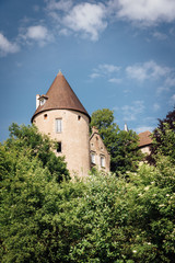 Fototapeta na wymiar une tour d'un château à Autun. Une ancienne tour de château rénovée