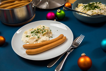 Wiener Würstchen und Kartoffelsalat als typisches Weihnachtsessen zu Heiligabend in Deutschland...