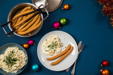 Wiener Würstchen und Kartoffelsalat als typisches Weihnachtsessen zu Heiligabend in Deutschland...