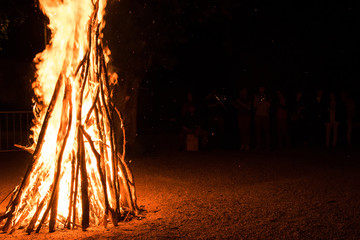 un feu de camp.  un feu de midsummer la nuit. Feu de la saint-jean