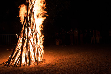 un feu de camp. Feu de midsummer la nuit. Feu de la saint-jean