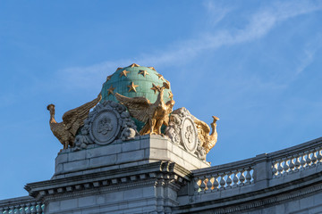 Obraz premium 迎賓館赤坂離宮の屋根、天球儀を取り囲む霊鳥と青空