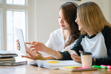 Obraz premium Young people sharing smart phone content together. Modern lifestyle or communication technology concept.