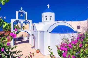 ギリシャ・サントリーニ島 夏のエンポリオの街の風景 - obrazy, fototapety, plakaty