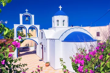 Muurstickers ギリシャ・サントリーニ島 夏のエンポリオの街の風景 © w.aoki