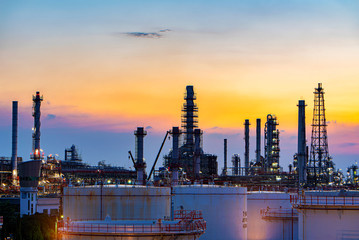 Obraz premium Oil and gas refinery plant area at sunset