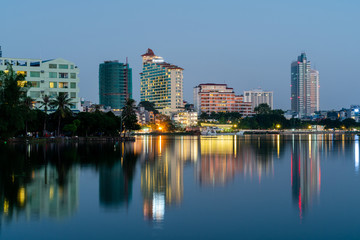 Obraz na płótnie Canvas Hanoi cityscape at twilight at West Lake (Ho Tay)