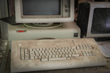 Vieux ordinateurs abandonnés. Obsolescence informatique. Matériel informatique obsolètes....