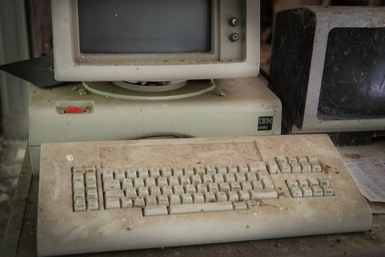 Vieux ordinateurs abandonn&eacute;s. Obsolescence informatique. Mat&eacute;riel informatique obsol&egrave;tes. Claviers et &eacute;crans poussi&eacute;reux. Poussi&egrave;re sur ordinateur. Faillite d'une entreprise