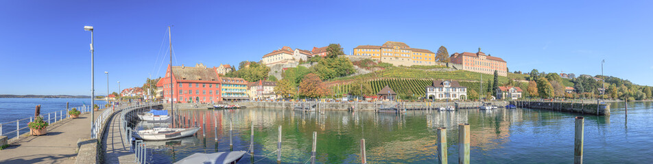 Panoramablick über den Hafen von Meersburg am Bodensee