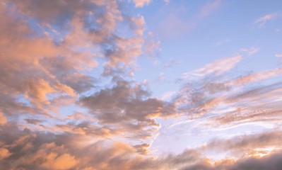 Fototapeta premium the colors of the setting sun appear on the clouds