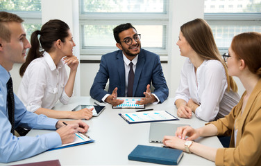 Obraz premium International business team discuss a new project