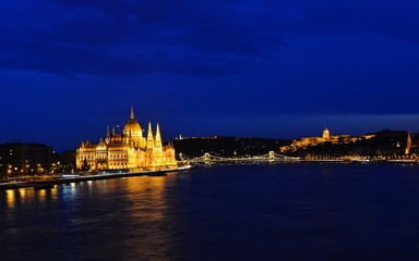 Fototapeta na wymiar night view of budapest parlament