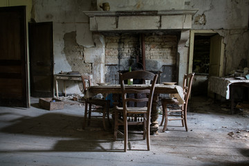 Fototapeta na wymiar une pièce ancienne et abandonnée dans une vieille maison vieille et abandonnée