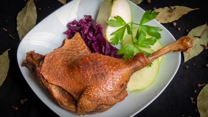 Gänsekeule mit Rotkraut dekoriert