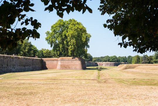 Fortifications et rempart de la ville de Lucca Lucques en Italie toscane
