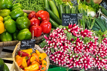 des légumes sur un marché : poivrons radis courgettes