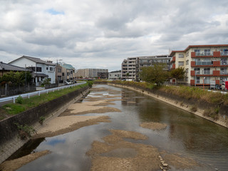 Fototapeta premium 市街地を流れる川