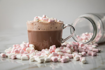 Heiße, dunkle Trinkschokolade mit Sahne und Marshmellows auf Marmor hell Hintergrund 