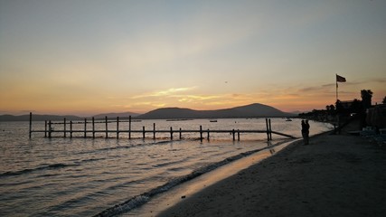Fototapeta na wymiar tramonto sulla spiaggia di alghero sardegna