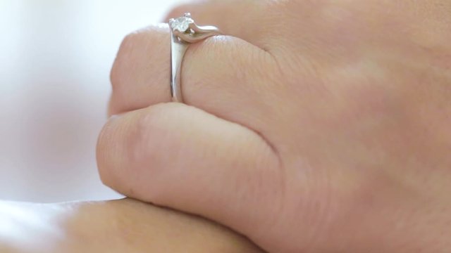 Mani della sposa mentre si trucca e si veste