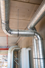 Naklejka premium Deckeninstalationen in modernem Industriegebäude 