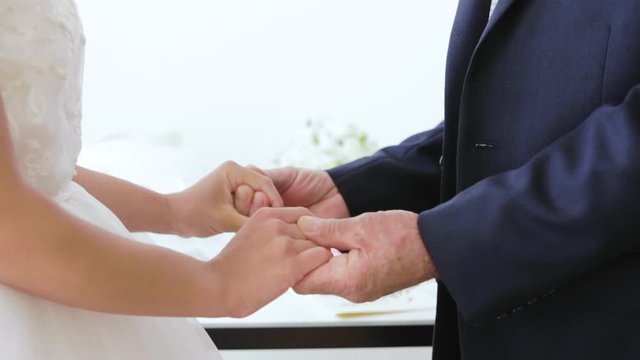 Sposa con il padre si stringono la mano