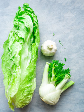 Frisches gr&uuml;nes Gem&uuml;se auf einem grauen Hintergrund, Flat lay, gesunde Ern&auml;hrung